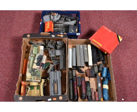 A QUANTITY OF ASSORTED UNBOXED OO/HO GAUGE MODEL RAILWAY ITEMS, to include Trix HO Britannia class locomotive 'Britannia' No.