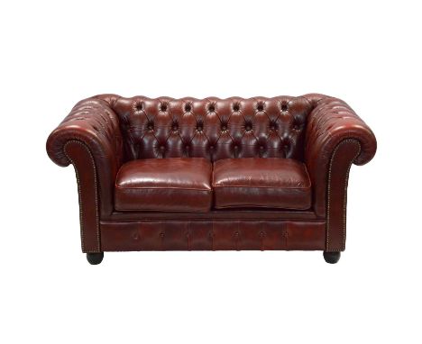 Modern red leather Chesterfield sofa, length 147cm, depth 85cm, height 70cm.