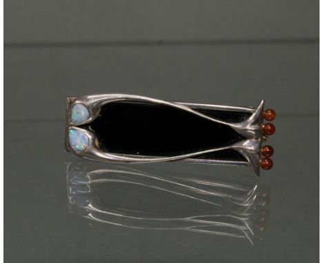 Brosche/Anhänger, 'Fisch', Art Deco, um 1930, Silber, Onyx, 2 Opal-Doubletten, 4 Karneol-Kügelchen, 7 x 2.3 cm, 17 g