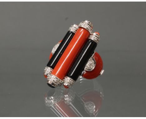 Ring, in der Art Cartier/Art Deco-Stil, WG 750, Brillanten zus. ca. 0.32 ct., etwa w/si, Sardegna-Koralle, Onyx, 14 g, RM 17.