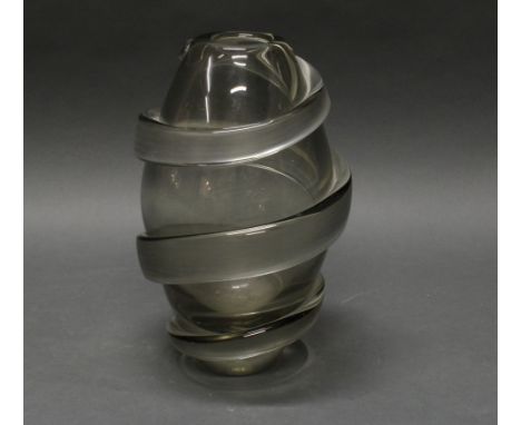 Vase, Murano, Venini, 1989, Carlo Scarpa, leicht grau getöntes Glas, umlaufend massive Spiralbandauflage mattiert gearbeitet,