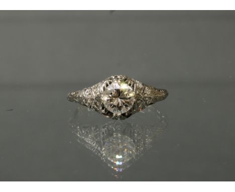 Solitär-Brillantring, Art Deco, 1930er Jahre, Platin (bez. Platinum), 1 Brillant ca. 0.90 ct., etwa tcr/vvsi, in der Schiene 