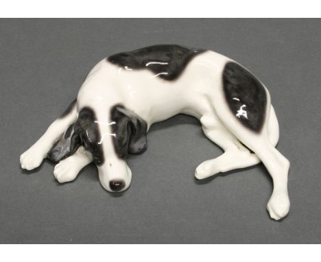 Keramikfigur, "Liegender Hund", womöglich Goldscheider Wien, nummeriert 4398/182/3, weiß-schwarz, 4.5 cm hoch, ohne Marke