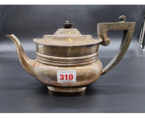 A silver teapot, by&nbsp;Fordham &amp; Faulkner, Sheffield 1913, gross weight 554g. 