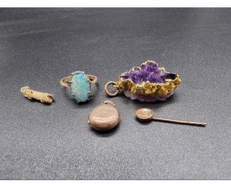 A small quantity of jewellery,&nbsp;to include an opal doublet ring. (4) 