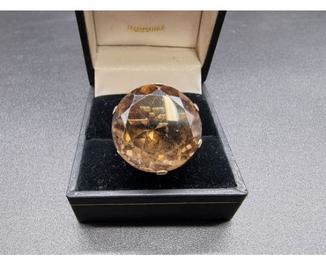 A yellow metal ring, set faceted citrine, stamped 585, size H 1/2, gross weight 11.6g. 