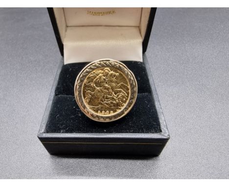 A 9ct gold ring set 1982 half sovereign,&nbsp;size O 1/2, gross weight 7.7g. 