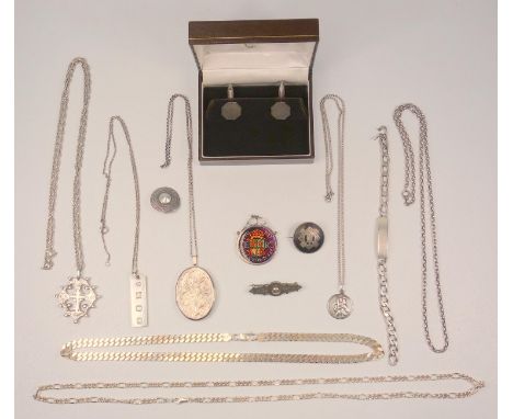 A GOOD QUANTITY OF SILVER JEWELLERY INCLUDING A HEAVY ITALIAN FLAT CURB LINK NECKLACE, A SILVER INGOT BY RONEX, BIRMINGHAM, 1