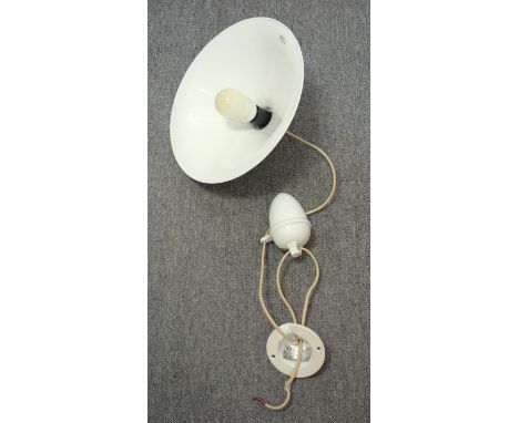A WHITE CERAMIC CONTINENTAL STYLE ADJUSTABLE HANGING LAMP AND A SIA STUDIO BLUE VASE. 