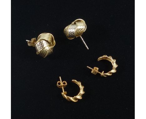 PAIR OF 9 CT GOLD TWO-TONE RIBBON EAR STUDS, 4.4 GRAMS AND A PAIR OF ROPE TWIST EARRSTUDS, STAMPED 14 K, 2.6 GRAMS (4) 