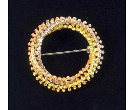 THREE COLOUR CROSSOVER CIRCULAR BROOCH, STAMPED 18 K (DIA. 3.7 CM) 9.6 GRAMS 