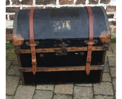 Dome top travelling trunk