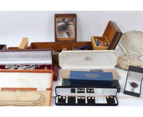 Group vintage and other costume jewellery and bijouterie including bead necklaces, simulated pearls, brooches, boxes etc 