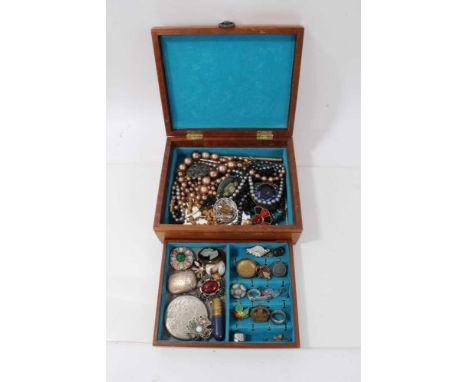 Wooden jewellery box containing silver compacts, Edwardian plated vesta case, brass sovereign holder, vintage brooches, beads