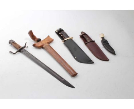 Second World War Japanese Arisaka type 30 bayonet, with an unusual quillion (lacking scabbard), together with two hunting kni
