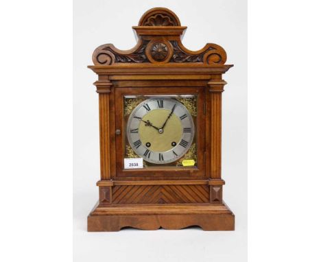 Edwardian walnut mantle clock with key and pendulum, 43cm height