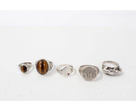 Five silver rings including two tigers eye, two signet rings and a panther ring Condition report: Larger tigers eye ring size