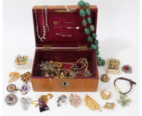 Egyptian revival scarab ring, 9ct gold garnet bar brooch, two tie pins, brooche, green hard stone bead necklace and other vin