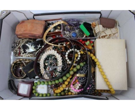 Quantity of vintage costume jewellery and bijouterie including bead necklaces, brooches, boxes, clip on earrings etc
