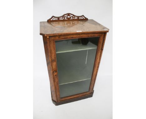 An Edwardian walnut veneered display cabinet. With satinwood stringing, glazed door, velvet lined interior, L56cm x D36.5cm x