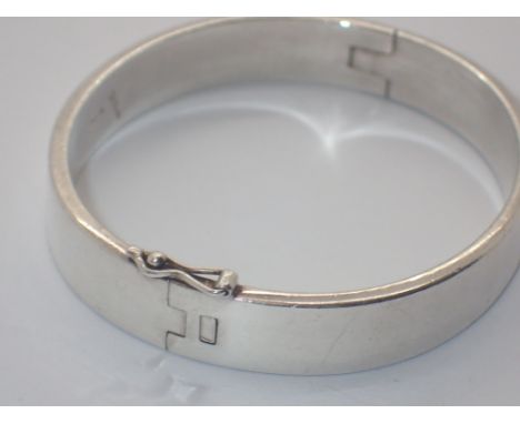 Sterling silver solid hinged bangle