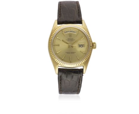 A GENTLEMAN'S 18K SOLID GOLD ROLEX OYSTER PERPETUAL DAY DATE WRIST WATCHCIRCA 1962, REF. 1803 WITH "DOOR-STOP" MARKERSMovemen
