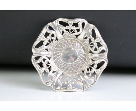 A fully hallmarked sterling silver pin dish with art nouveau decoration. Measures 9.5cm wide 