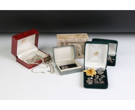 A small collection of mixed jewellery to include sterling silver examples. 