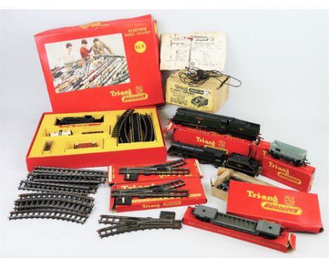 Tri-ang '00' gauge - R3.R Electric Train Set, boxed, a Battle of Britain class 4-6-2 locomotive "Winston Churchill" No.34051,
