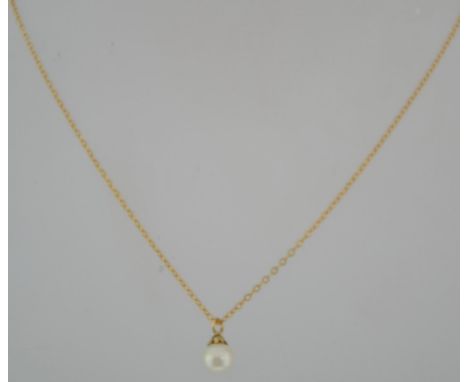 A hallmarked 9ct gold pearl drop pendant necklace with single pearl drop. Marked 9ct. Measures chain 18 inches