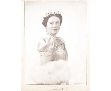 Dorothy Wilding (1893-1976) - Queen Elizabeth, The Queen Mother, photographic portrait print, signed by the photographer lowe