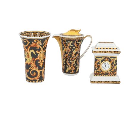 VERSACE X ROSENTHAL Konvolut "BAROCCO". Kleine Vase, kleine Kanne und Tischuhr. Boxen anbei. Gebrauchsspuren vorhanden. | VER