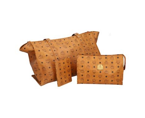 MCM VINTAGE Konvolut. Visetos Serie in Cognac mit scharzem Logo-Design, goldfarbener Hardware, und Reißverschluss. Sehr große