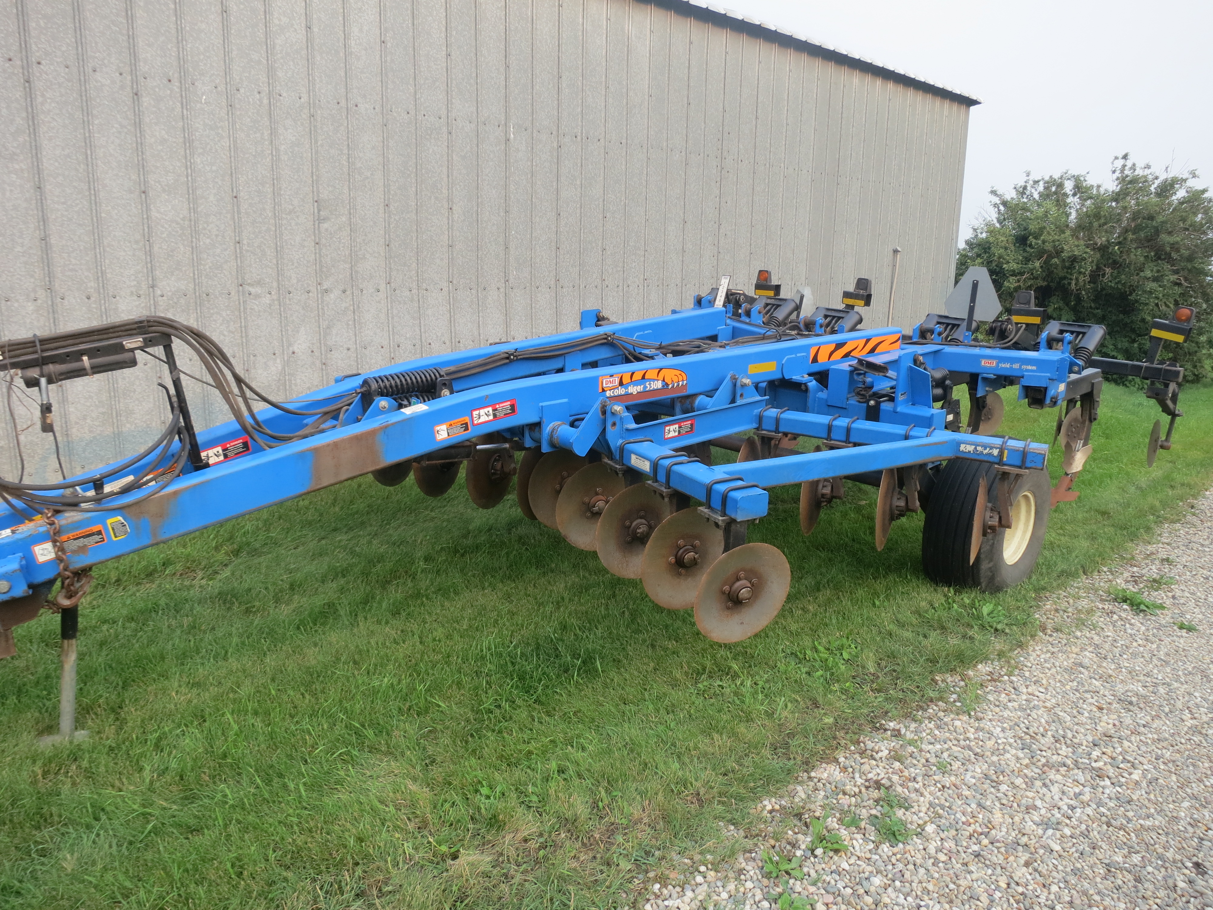 Lot 16 - DMI 530B Ecolo-tiger 5 shank v ripper w/tandem front