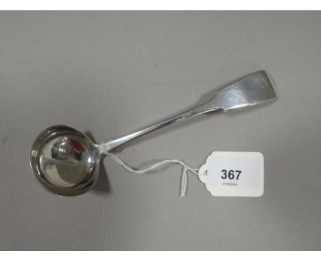 A HALLMARKED GLASGOW ASSAY STAMPED FIDDLE PATTERN TODDY LADLE MAKERS MARK P.A 