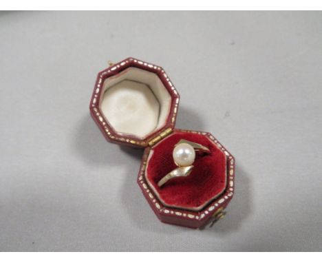 A 9ct GOLD RING SET WITH PEARL 