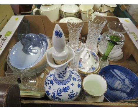 A TRAY OF ASSORTED CERAMICS AND GLASS TO INCLUDE A ROYAL COPENHAGEN LOBSTER DISH AND ORREFORS GLASS ETC 