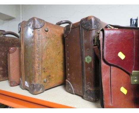 THREE PIECES OF VINTAGE LUGGAGE TOGETHER WITH A VINTAGE SATCHEL 