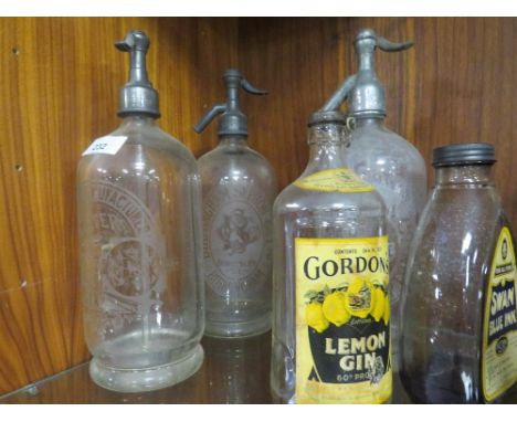 A COLLECTION OF VINTAGE BOTTLES TO INCLUDE A CATER MINERAL WATER OF OSWESTRY SODA SYPHON 
