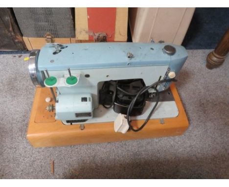FOUR ASSORTED VINTAGE SEWING MACHINES TO INCLUDE SINGER ETC - A/F 