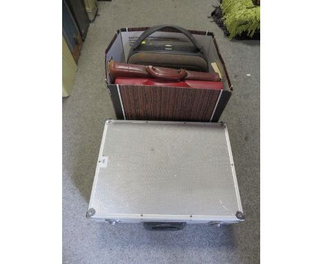 A SMALL QUANTITY OF VINTAGE LUGGAGE TO INCLUDE A BROWN LEATHER ITALIAN CARRY BAG 