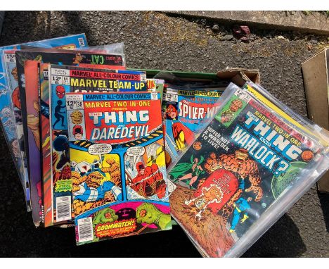Tray of approx. 90 vintage comics mainly Marvel and DC