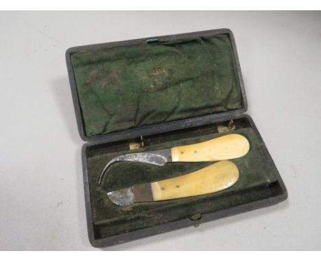 AN ANTIQUE CASED SET OF FLEAMS TYPE TOOLS STAMPED ARNOLD &amp; SONS LONDON A/F 