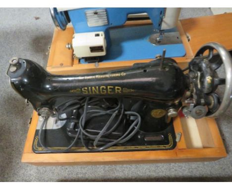 FIVE ASSORTED VINTAGE SEWING MACHINES TO INCLUDE SINGER ETC - A/F 