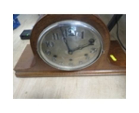 A VINTAGE WOODEN MANTLE CLOCK.
