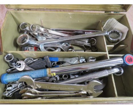 A WOODEN TOOL BOX AND CONTENTS 