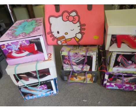 A QUANTITY OF UNUSUAL VINTAGE SHOES TO INCLUDE&nbsp;DESIGN ASYLUM CREATION ETC TOGETHER WITH A HELLO KITTY BAG BY LOUNGE FLY