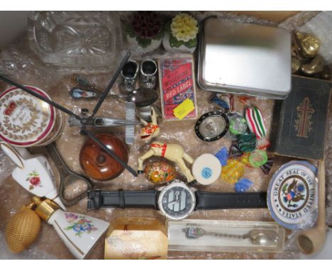 A TRAY OF COLLECTABLES TO INCLUDE EARLY MUFFIN THE MULE TOY, DIE CAST GYROCOPTER, YELLOW METAL BROOCH, COMPASS ETC 