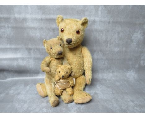 A FAMILY OF THREE VINTAGE TEDDY BEARS, the tallest bear approx. H 54 cm, early 20th century straw filled, fully jointed with 