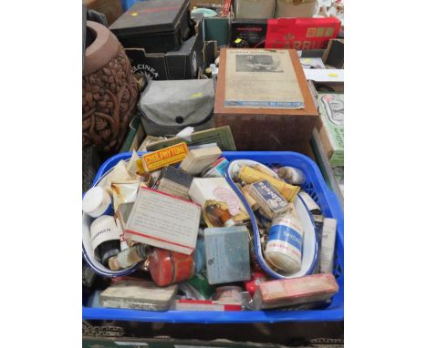 A TRAY OF VINTAGE CHEMIST AND MEDICAL EQUIPMENT AND ACESSORIES TO INCLUDE SEALED EXAMPLES 